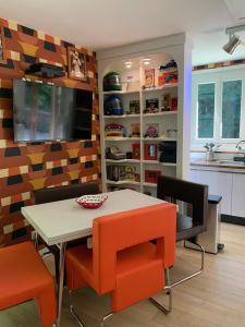 罗亚CLASSIC DRIVER HOME 2的厨房以及带桌椅的用餐室。