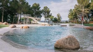 切法卢Mangia's Pollina Resort的公园里一个带滑梯的游泳池