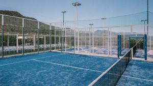 切法卢Mangia's Pollina Resort的网球场,带网