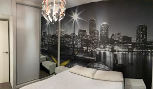 萨莫拉Tunel10的一间拥有黑白城市图案的卧室