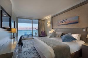 恩波其克Vert Dead Sea by AFI Hotels的一间酒店客房,设有一张大床和一个大窗户