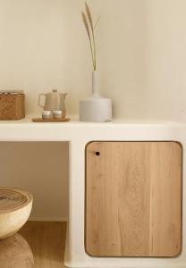 阿波罗尼亚White Pebble Suites的一张白色桌子,上面有一个木制盒子