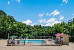 温泉城Quality Inn & Suites Hot Springs - Lake Hamilton的公园内的游泳池,带游乐场