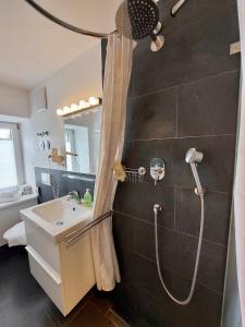 慕尼黑派里欧最佳服务公寓酒店的带淋浴和盥洗盆的浴室