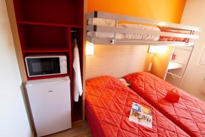 Isle-AumontPremiere Classe Troyes Sud - Parc St Thibault的一间小卧室,配有双层床和冰箱