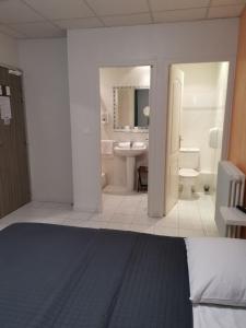 卡里勒鲁埃加里酒店的白色的浴室设有水槽和卫生间。