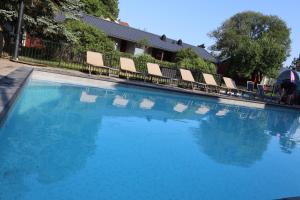 Hestra海斯才瑞肯酒店和餐厅的一个带椅子和蓝色水的大型游泳池