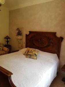 斯特雷萨Nel giardino di Dafne的一间卧室配有一张带木制床头板的床