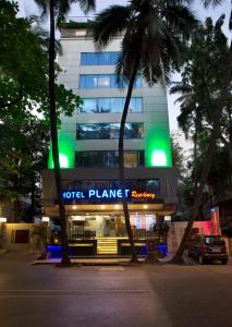 孟买Hotel Planet Residency的前面有酒店规划标志的建筑