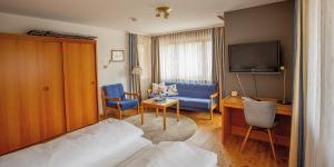 欣特察尔滕松纳加尼旅馆的一间酒店客房,配有一张床和一台电视
