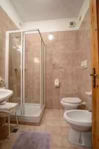 奥斯塔佩蒂佛耶酒店的带淋浴、卫生间和盥洗盆的浴室