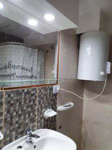 卡塔马卡Apart Ocampo Catamarca II的一间带水槽和镜子的浴室