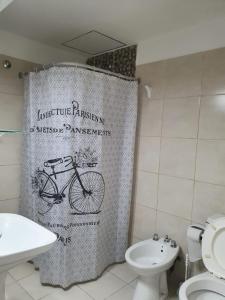 卡塔马卡Apart Ocampo Catamarca II的浴室设有淋浴帘,上面有自行车