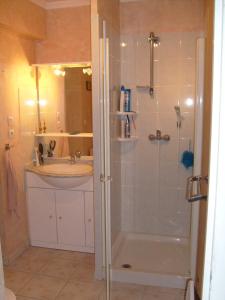 马赛大地之元马赛11°公寓的带淋浴和盥洗盆的浴室