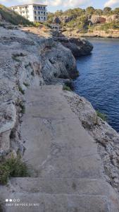 卡拉菲格拉Residencia Santiago Mallorca的通往悬崖上水面的石头路径