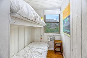 海洋海滩Robbins Rest Retreat的一间小卧室,配有床和窗户