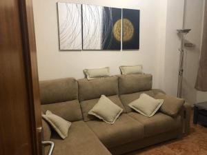 大加那利岛拉斯帕尔马斯LAS CANTERAS的客厅配有带枕头的沙发