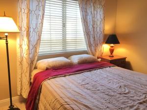 拉斯维加斯Enchanted room的一间卧室配有床和带窗帘的窗户