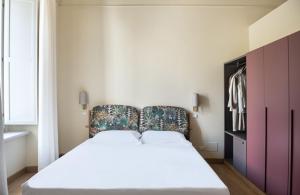 拉奎拉Dimora Fortebraccio的一间卧室配有一张大床和色彩缤纷的床头板