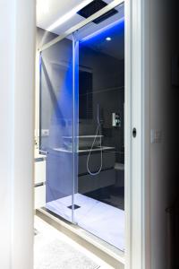 圣雷莫InLuce Apartment Top Class的带淋浴的浴室和玻璃门