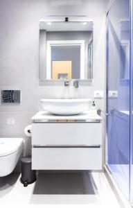 圣雷莫InLuce Apartment Top Class的白色的浴室设有水槽和镜子