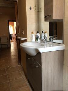 圣卢奇多B&B Casa CamiLory的客房内的白色盥洗盆浴室