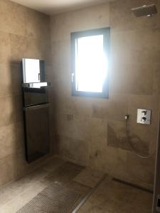 滨海萨纳里L'ete Indien 2的一个小浴室设有窗户和淋浴