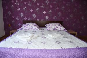 米奥修德萨斯VILA SIMONA的紫色卧室配有带毛巾的床