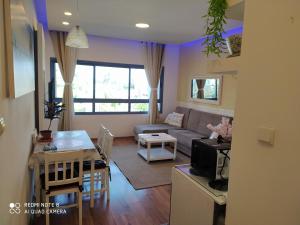 亚实基伦Rotem Suite in MARINA ASHKLON的客厅配有沙发和桌子