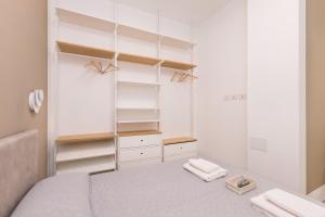 米兰MagnoliaApartments - 18A Visconti Duomo的一间小卧室,配有一张床和镜子