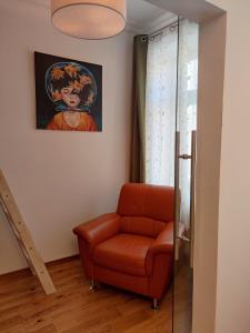 莱比锡3Raumwohnung in Leipzig am Völkerschlachtdenkmal的客厅配有椅子和绘画