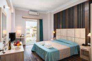 科孚镇阿里昂酒店的酒店客房设有床和窗户。