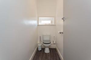 布莱克浦Cherry Property - Mulberry Suite的一间带卫生间和窗户的小浴室