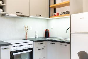 阿齐亚佩拉加Valentina's Apartments的厨房配有白色橱柜和冰箱。