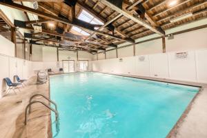 斯托Mountainside Resort: K105的一座拥有蓝色海水的室内游泳池