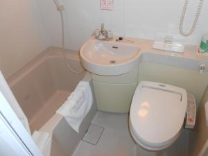 大阪R&B Hotel Umeda East - Vacation STAY 40693v的一间带卫生间和水槽的浴室