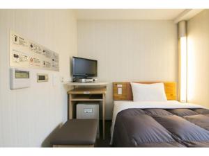 大阪R&B Hotel Umeda East - Vacation STAY 40693v的酒店客房设有两张床和电视。