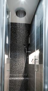 那不勒斯Terra Mia Savoia B&B的带淋浴的浴室和带玻璃门的楼梯