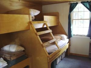 路易斯湖HI Mosquito Creek - Hostel的客房设有两张双层床和一扇窗户。