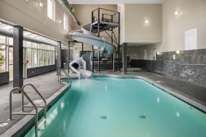 约克顿约克顿如家套房酒店的大楼内一个带滑梯的游泳池