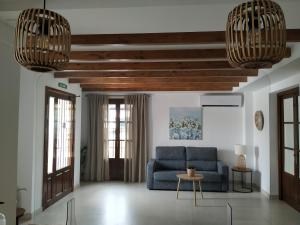 奥苏纳埃尔莫利诺酒店的客厅配有蓝色的沙发和2个吊灯。