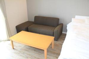 名户Gate into Nago - Vacation STAY 49102v的带沙发、椅子和桌子的客房