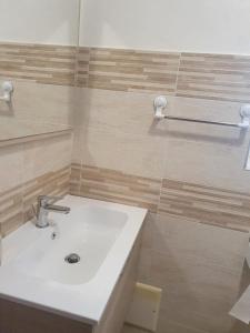 Santo PadreB&B Castrum的浴室配有白色水槽和淋浴。