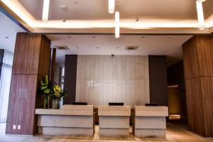 圣保罗Rio Hotel by Bourbon São Paulo Barra Funda的大楼内带桌椅的大堂