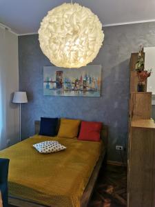 贝尔格莱德Apartman Jovana 2的一间卧室配有带色彩缤纷枕头的床。
