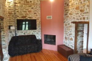 基索斯Traditional Stone House in Kissos Pelion的客厅配有椅子和壁炉