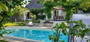 蒙特艾克斯Au Coeur du Bien-Etre, gîte avec piscine chauffée et couverte, SPA, sauna, massages的房屋前有游泳池的房子