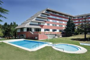 拉马塞拉Alp Hotel Masella的大楼前设有游泳池的酒店