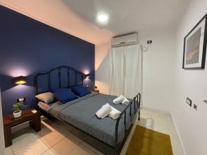 埃拉特Day'inn Eilat By The Beach的一间卧室配有一张蓝色墙壁的床
