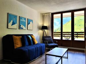 格拉德布斯特Appartement à la montagne avec vue Imprenable的客厅配有蓝色的沙发和桌子